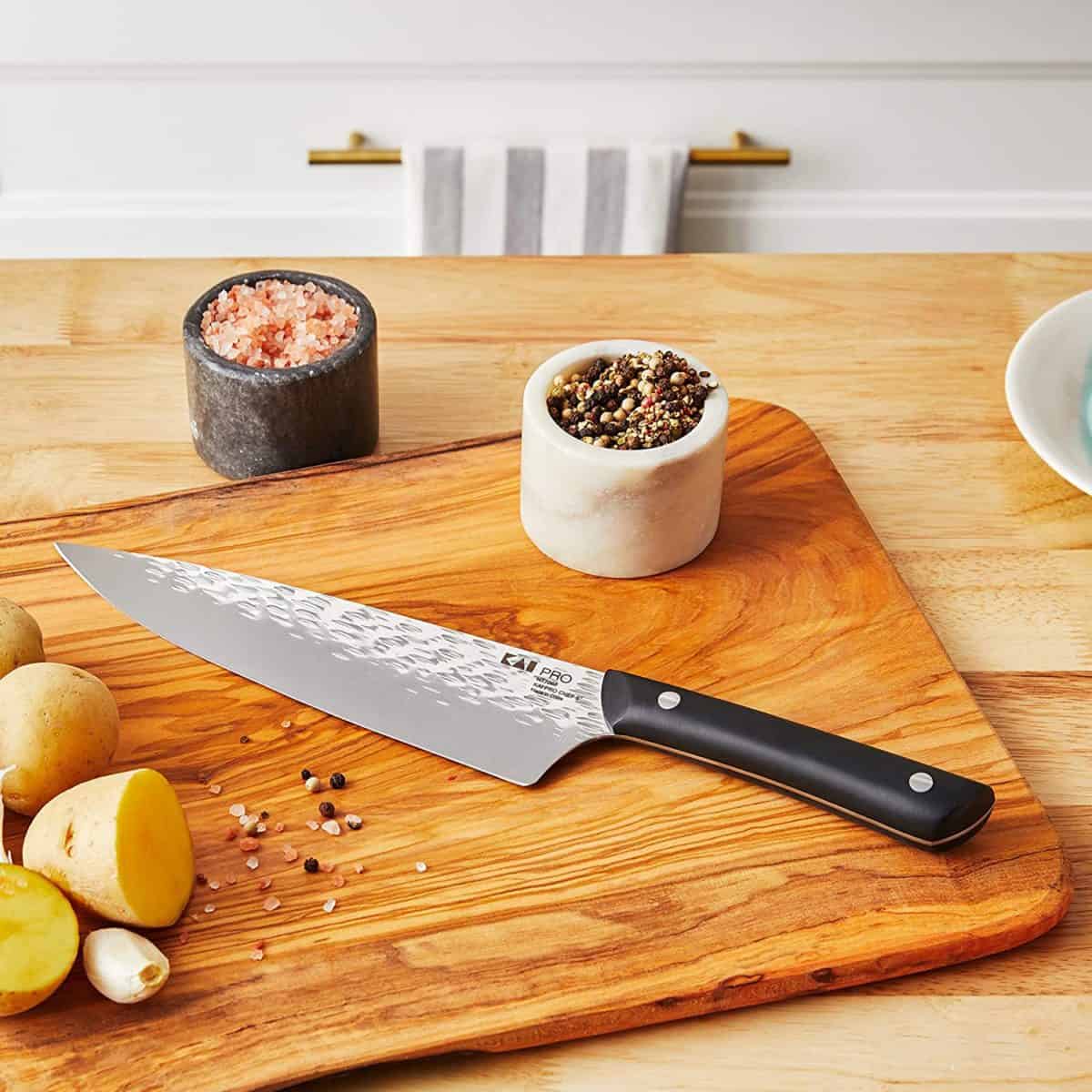 Лепшы бюджэтны фунаюкі - нож кухара Kai Kitchen 8 на стале